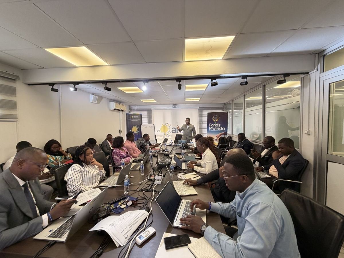 Session de formation JMB Consulting dans la salle de conférence de l'ANSER : les participants travaillent sur leurs ordinateurs portables face à l'écran de présentation.